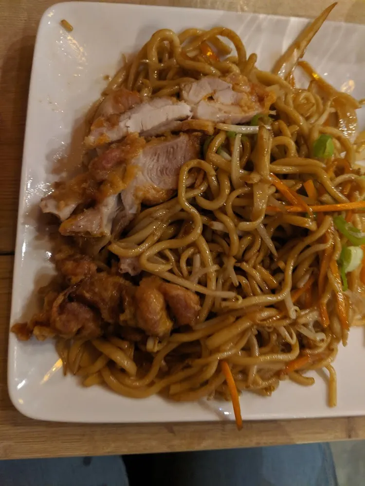 Nouilles Sautées Au Poulet Croustillant